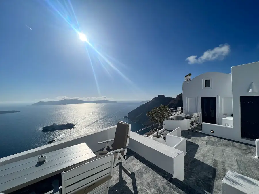 homeric-poems-santorini — dining