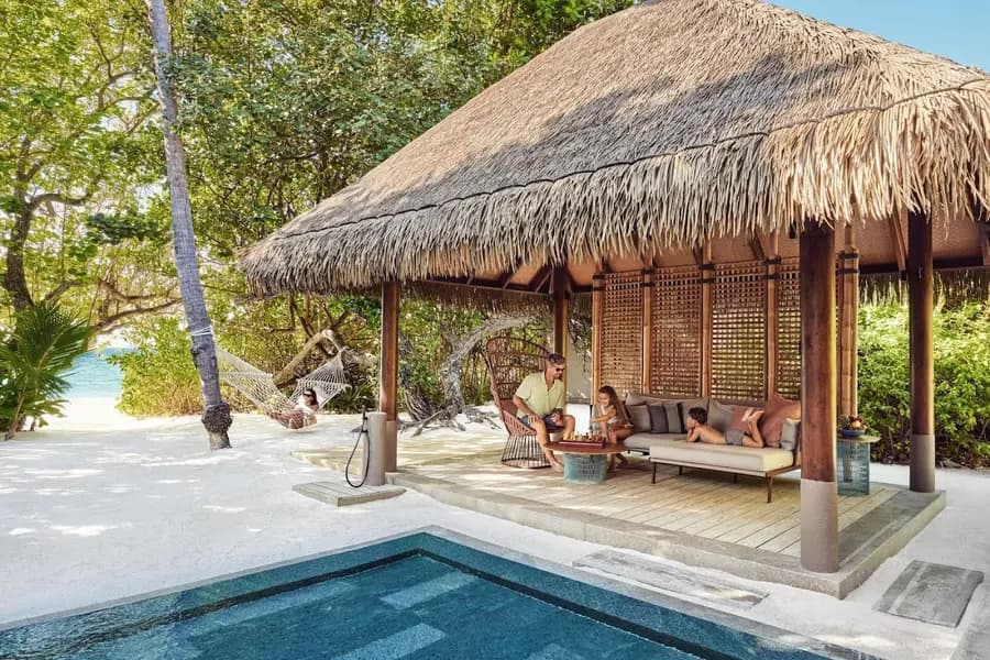 joali-maldives — pool