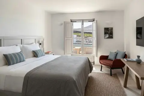 vedema-resort-santorini-greece — pool