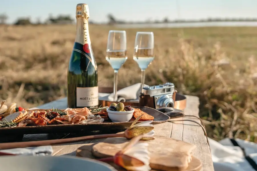 belmond-eagle-island-lodge-okavango-botswana — dining