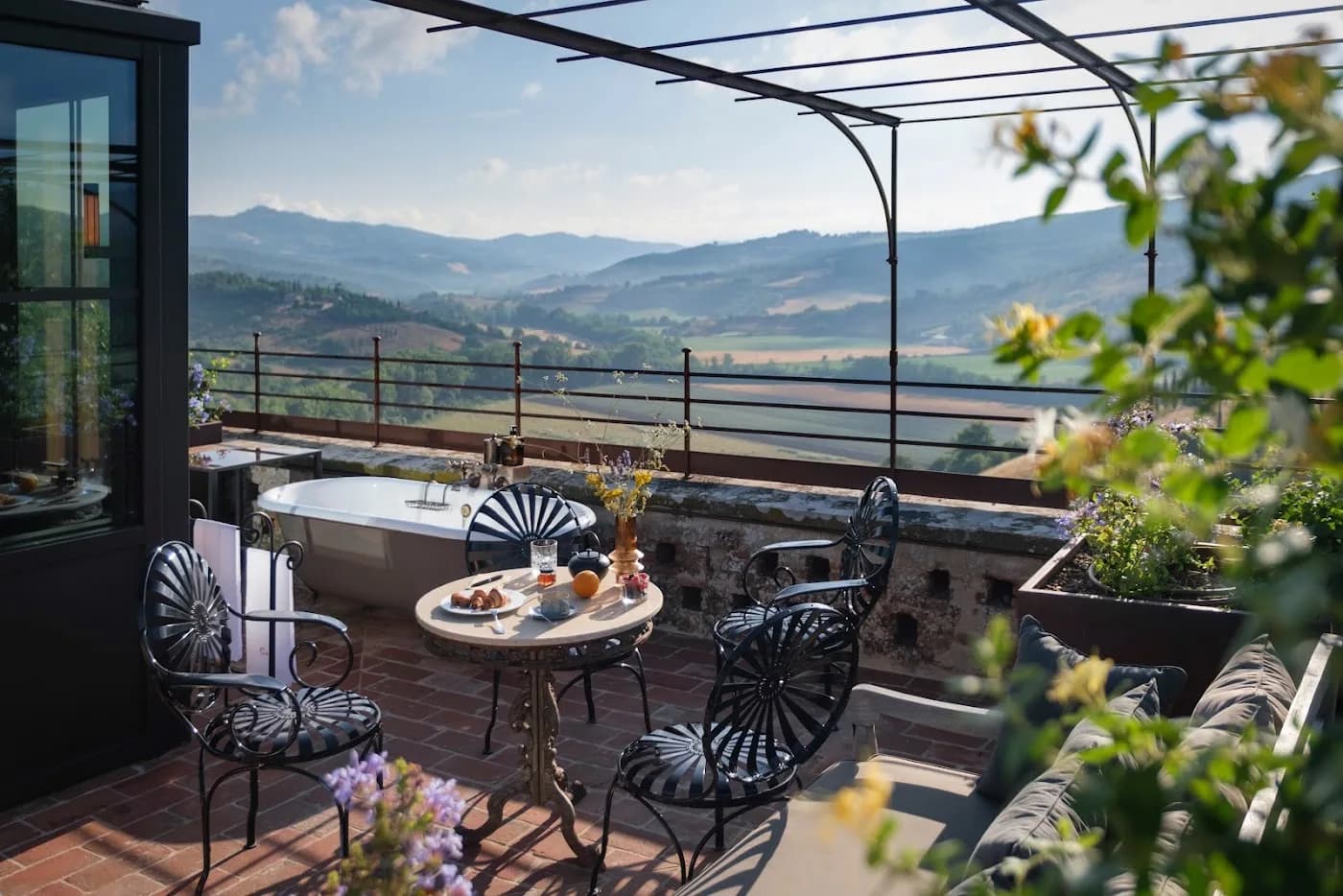 castello-di-reschio-umbria-italy β hero