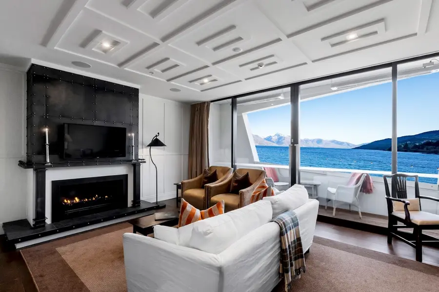 eichardts-private-hotel-queenstown-new-zealand — pool