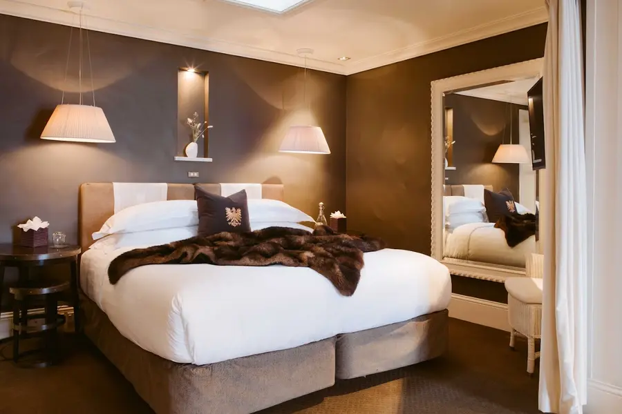 eichardts-private-hotel-queenstown-new-zealand — room