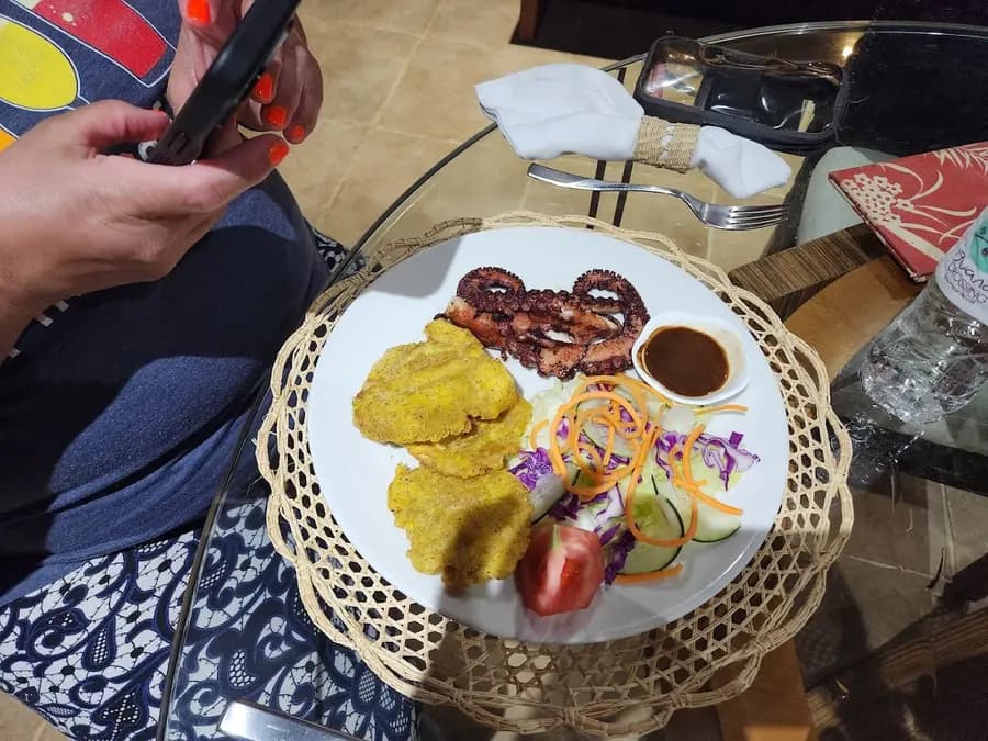 iguana-crossing-boutique-galapagos — dining