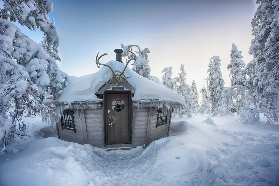 levin-iglut-glass-igloos-finland — pool