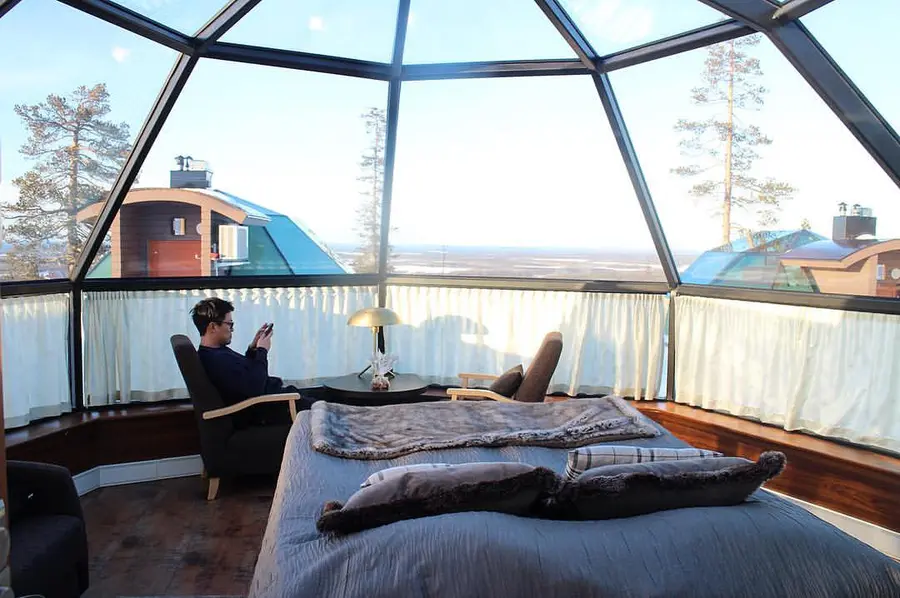 levin-iglut-glass-igloos-finland — room