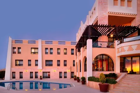 petra-marriott-hotel-jordan — pool