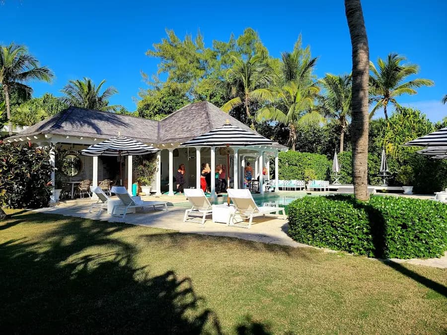 the-dunmore-harbour-island-bahamas — pool