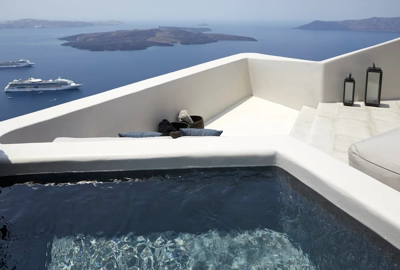 vora-lifestyle-hotel-oia-santorini β hero
